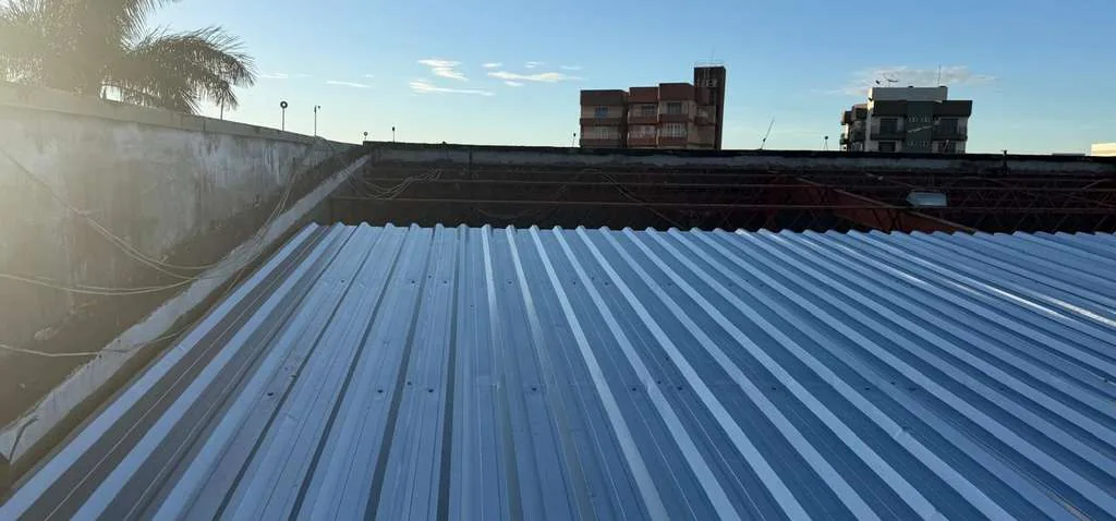 Estrutura de cobertura apresentada no portfólio institucional da Moura Engenharia